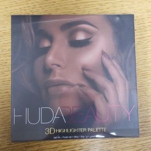Huda Beauty 3D Highlighter Palette in Golden Sands